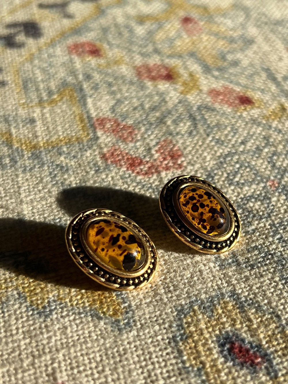 Vintage Gold Tone Tortoiseshell Cabochon Oval Clip Earrings Beaded Frame